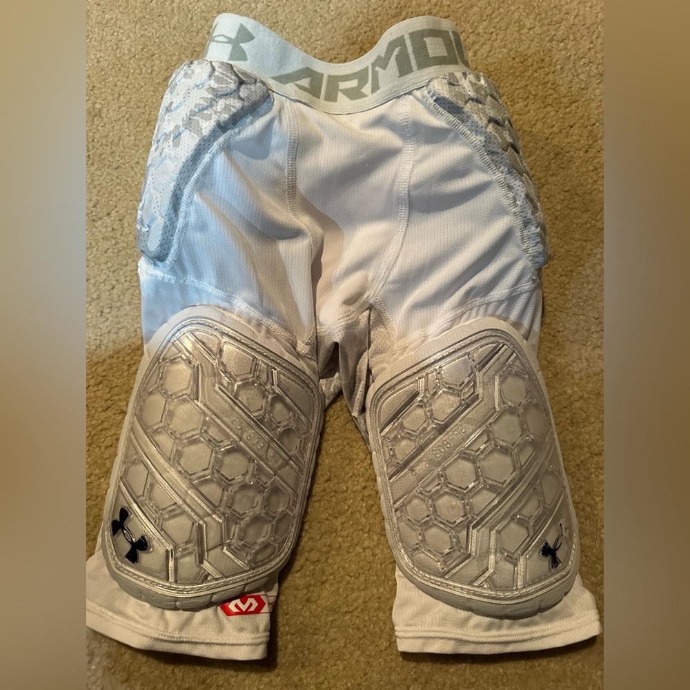 Under Armour Youth Football girdle. Youth large. Seems like it runs small to me.